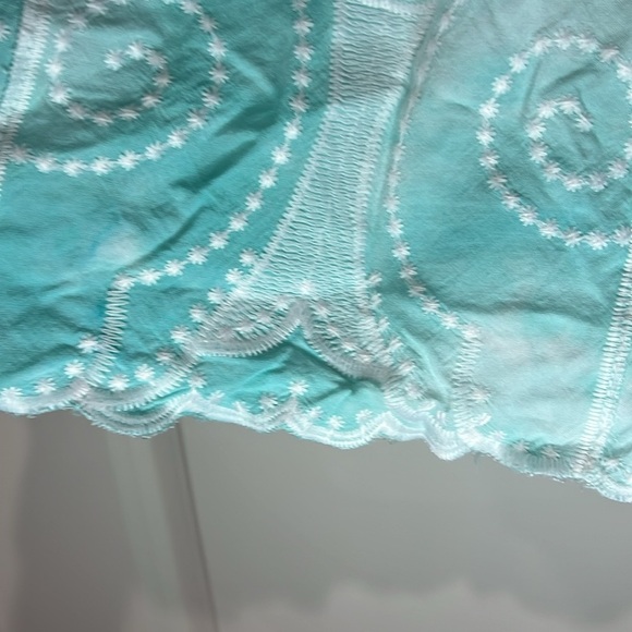 CHICOS BLUE ANE WHITE EMBROIDERED TOP WITH SCALLOPED TRIM CHICOS SIZE 0 - Picture 5 of 6